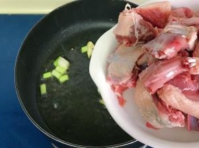 倒入切好的鸭块