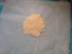 把拌匀的酥皮面团放在油纸中间