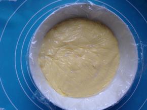 把熬好的卡仕达酱移入容器中并覆盖保鲜膜，坐在有冰水的容器中加快冷却。