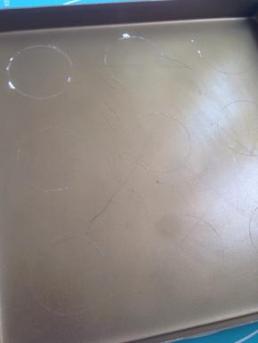 用刚刚压酥皮的模具沾面粉压出印记