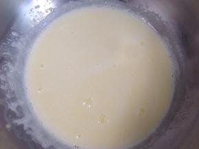 再过滤回锅中小火加热，要不停的搅拌，使卡仕达酱浓稠并有光泽即可