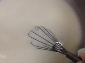 在锅中加热至即将沸腾