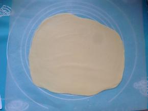 用擀面杖擀成3厘米的厚片