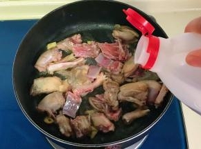 倒入料酒翻炒