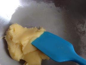 直至锅底出现一层薄膜