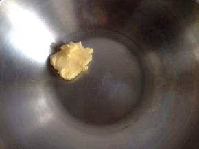 黄油、水、盐放入锅中加热