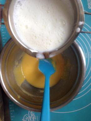 倒入温热的牛奶拌匀