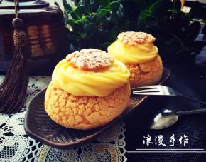 泡芙凉了就可以把卡仕达酱挤进泡芙中
成品1～切开泡芙顶，挤好卡仕达酱再放在上面