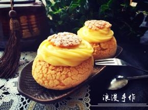 泡芙凉了就可以把卡仕达酱挤进泡芙中
成品1～切开泡芙顶，挤好卡仕达酱再放在上面
