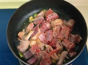 翻炒片刻