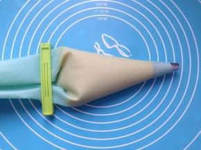 放入装有裱花嘴的裱花袋中