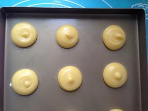 按照圆形印记的大小挤上面糊