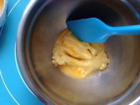 一点点加入蛋液，快速翻拌均匀