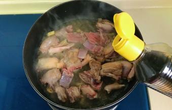 倒入生抽翻炒均匀