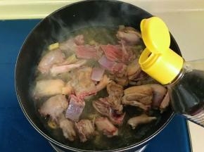 倒入生抽翻炒均匀