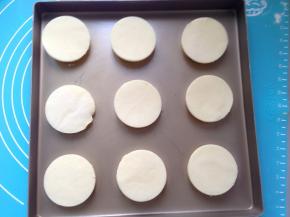 取出冰箱冷冻室的酥皮，用模具压出圆形后轻轻盖在面糊上