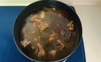 倒入适量的热水，水位以没过鸭肉为准