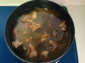 倒入适量的热水，水位以没过鸭肉为准