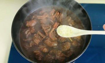 加入少许鸡精提鲜