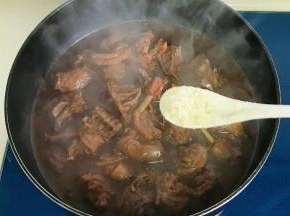 加入少许鸡精提鲜