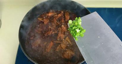 撒上葱花即可关火出锅