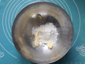 酥皮～室温软化好的黄油加入糖粉