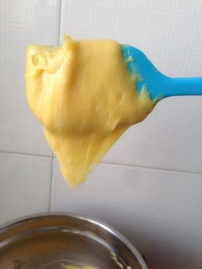 看状态，一边加蛋液一边翻拌，直至面糊呈倒三角且可以在刮刀上停留3-5秒为最佳状态