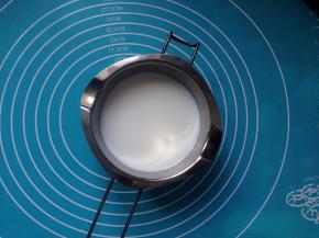 卡仕达酱～准备好牛奶，在锅中加热至即将沸腾