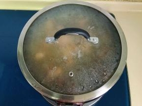 加盖大火煮开转小火慢慢炖煮，大约一个小时左右，煮至汤汁浓稠鸭肉酥烂