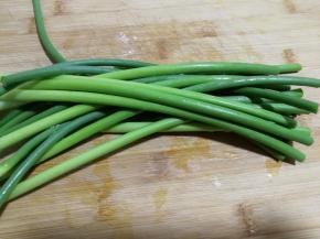 蒜薹一把去头，尾洗净。