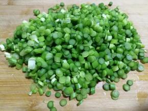 蒜苔切成薄片，