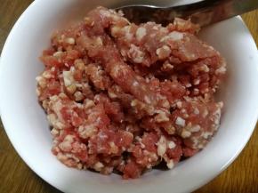 准备一碗牛肉馅儿，