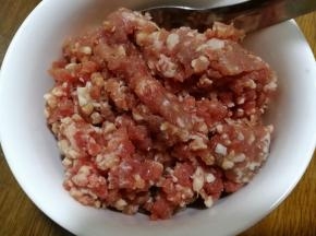 准备一碗牛肉馅儿，