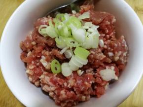 放少许葱花在里面备用。