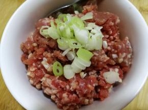 放少许葱花在里面备用。