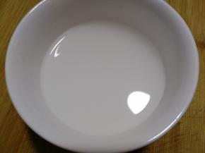 倒入半碗水调匀，