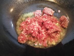 锅烧热放油，放入牛肉馅煸炒。
