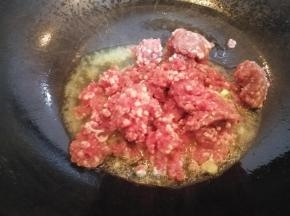锅烧热放油，放入牛肉馅煸炒。