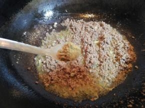 牛肉馅儿炒至微熟，放一小勺13香。