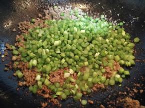 切好的蒜薹，改小火翻炒一会儿，