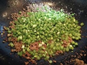 切好的蒜薹，改小火翻炒一会儿，