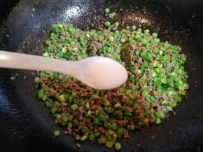 然后放入两小勺盐，