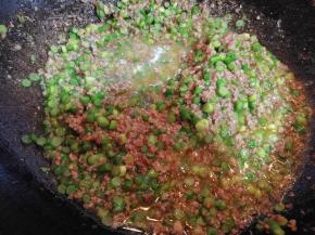 倒入勾兑好的淀粉液，稍顿一小会儿，