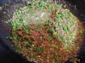 倒入勾兑好的淀粉液，稍顿一小会儿，