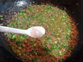 最后放入一小勺鸡粉，调味。