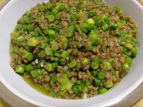 将打好的肉卤起锅装到大碗里。