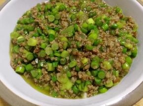 将打好的肉卤起锅装到大碗里。