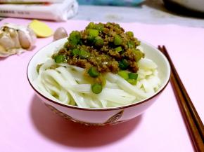 将面盛入碗中，淋上肉卤。味道棒棒的！