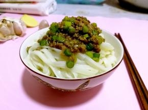 将面盛入碗中，淋上肉卤。味道棒棒的！