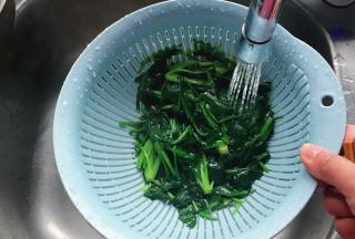 冷水中冲凉冷却沥干水分备用